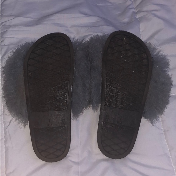 grey fuzzy slides - Picture 4 of 4